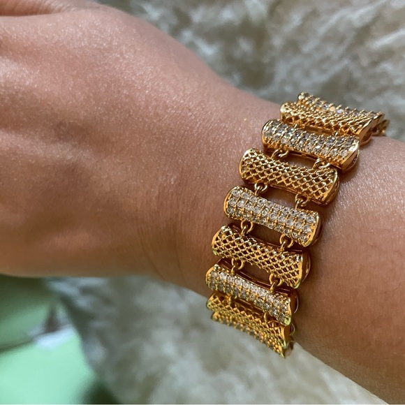 Elegant Gold Bracelet for Women - Picture 3 of 12